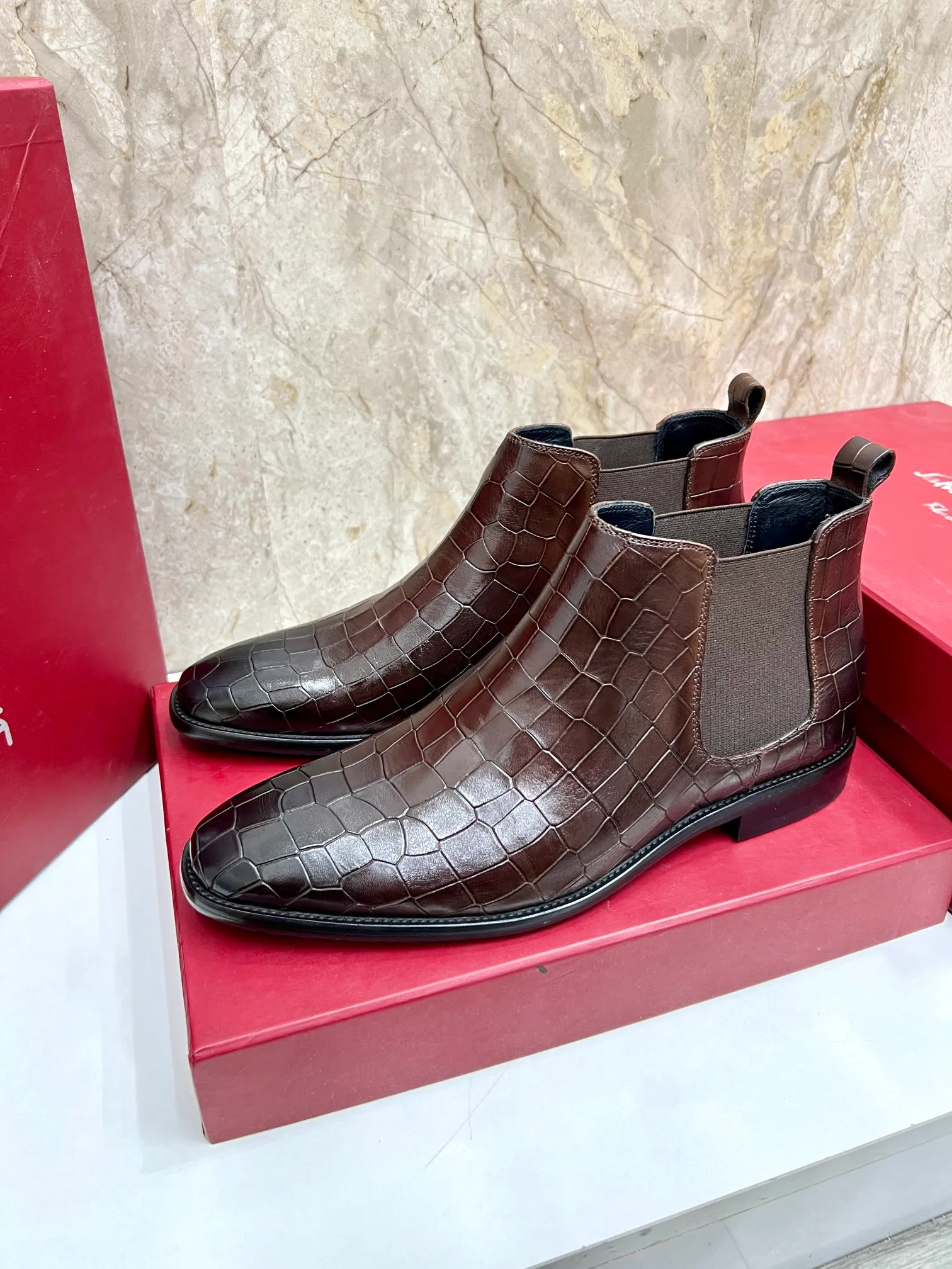 Original order quality: Men's shoes 💰700 Brand: Ferragamo (Ferragamo) One size larger: Men's size 38-44 (45 customized) Grade: Same style as the official website High-end men's shoes Material: Original cowhide, cowhide lining, original outsole Style category: Chelsea men's boots Fashion trend Color: Actual picture